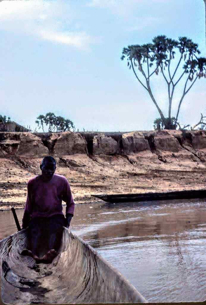 Fisherman and his piroque, Cive in background